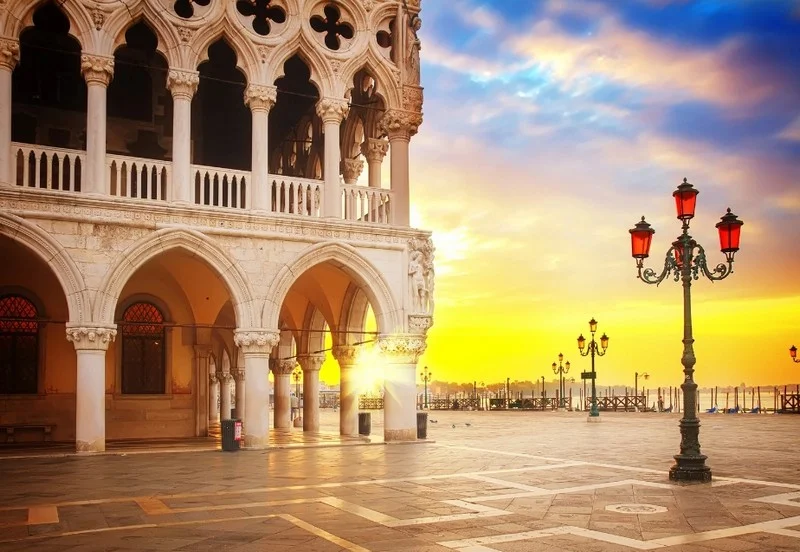 البندقية مع الأطفال